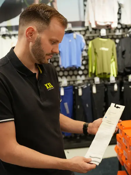 Mann som viser frem sokker