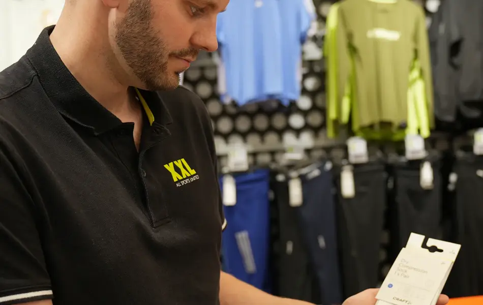 Mann som viser frem sokker