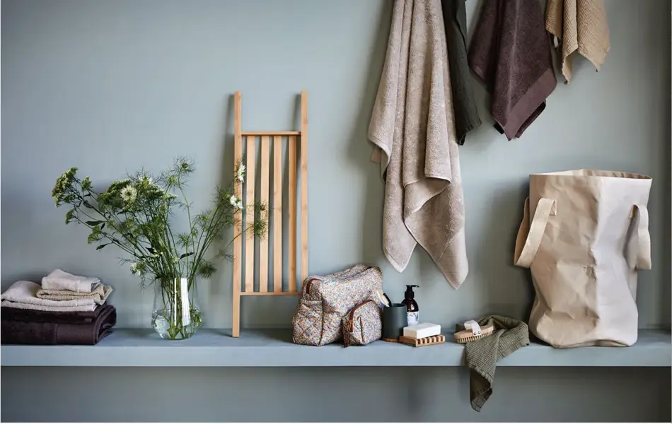 Badekar dekket med såper langs kanten og opphengte håndklær