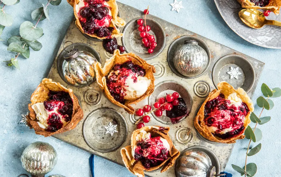 Krumkakeskåler med is og skogsbærsaus