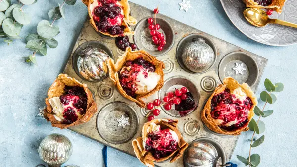 Krumkakeskåler med is og skogsbærsaus