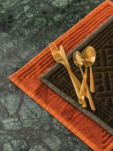 Bordbrikker og gull bestikk