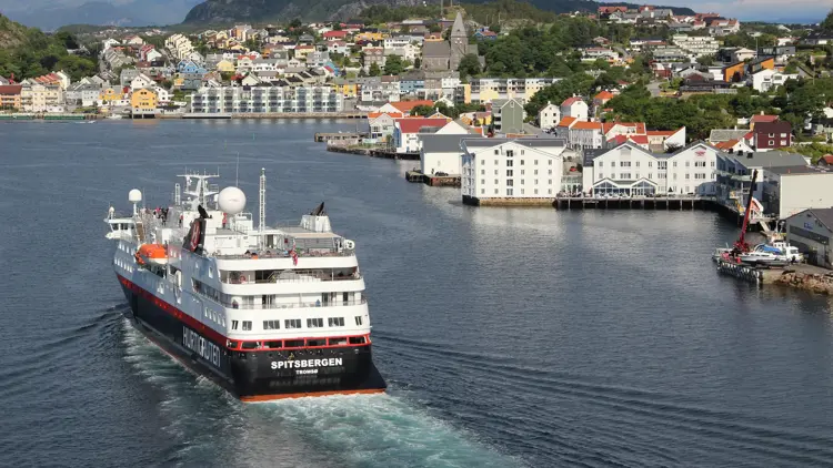 Hurtigruten kjører forbi Thon Hotel Kristiansund.
