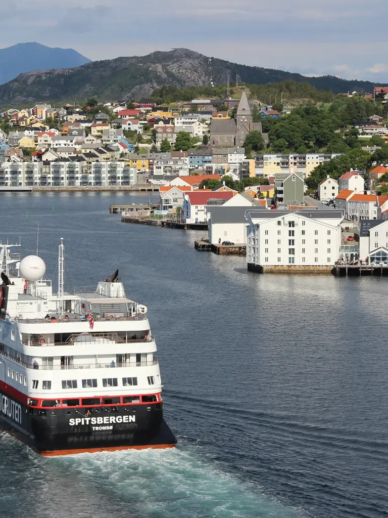 Hurtigruten kjører forbi Thon Hotel Kristiansund.
