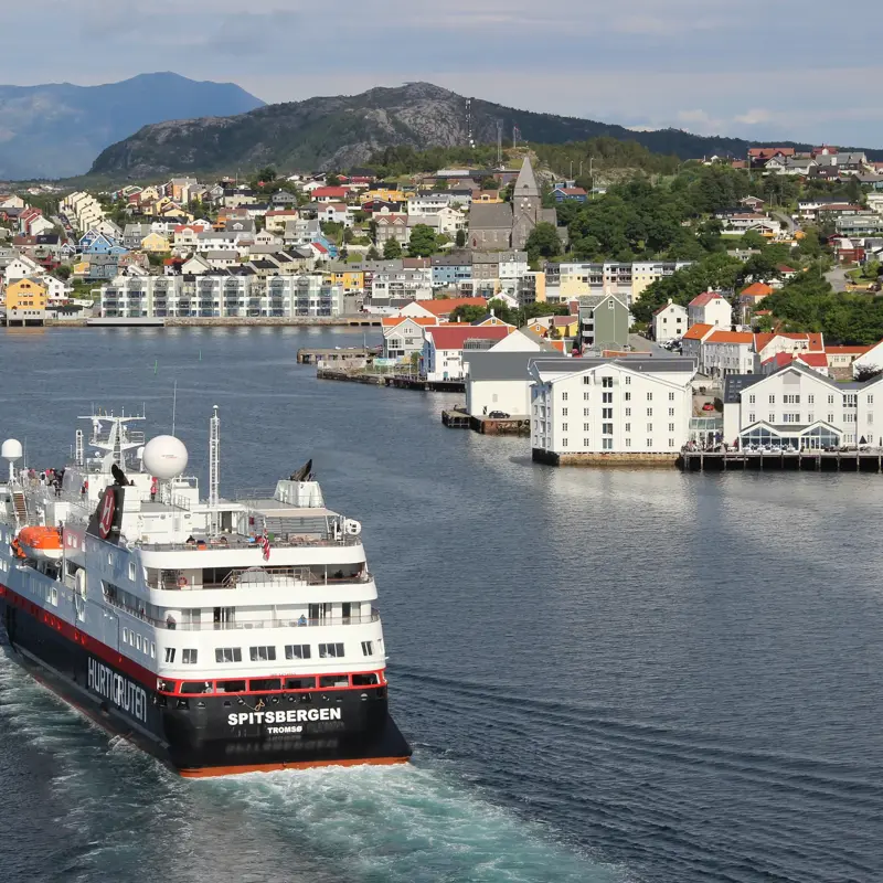 Hurtigruten kjører forbi Thon Hotel Kristiansund.