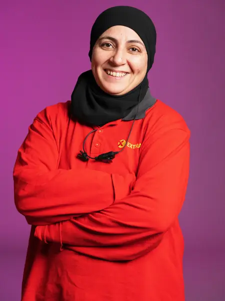 Dame som smiler til kamera