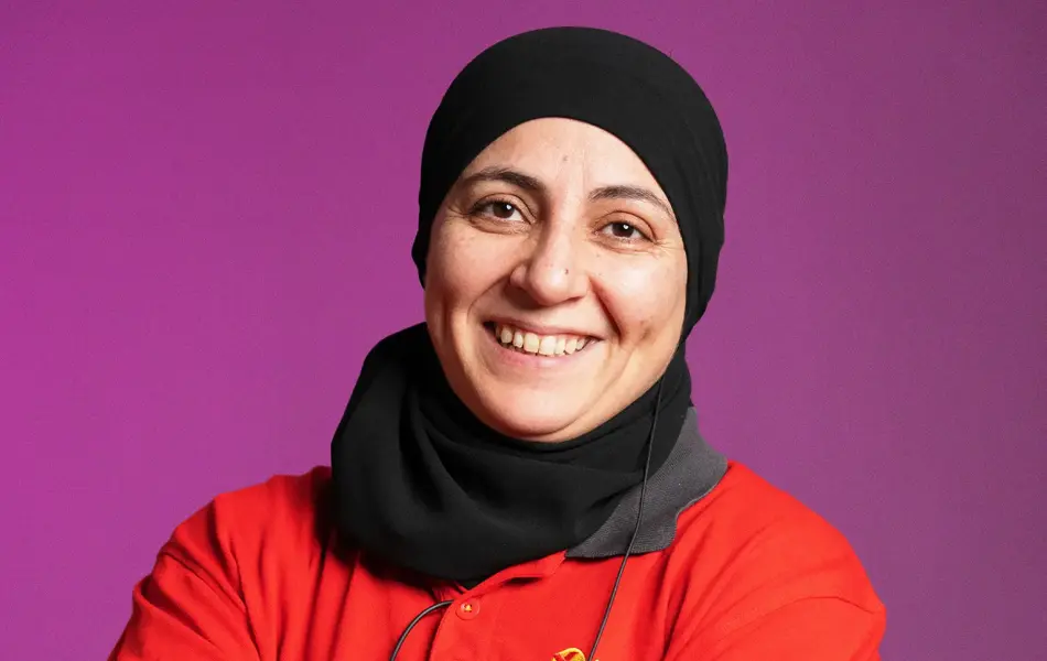 Dame som smiler til kamera