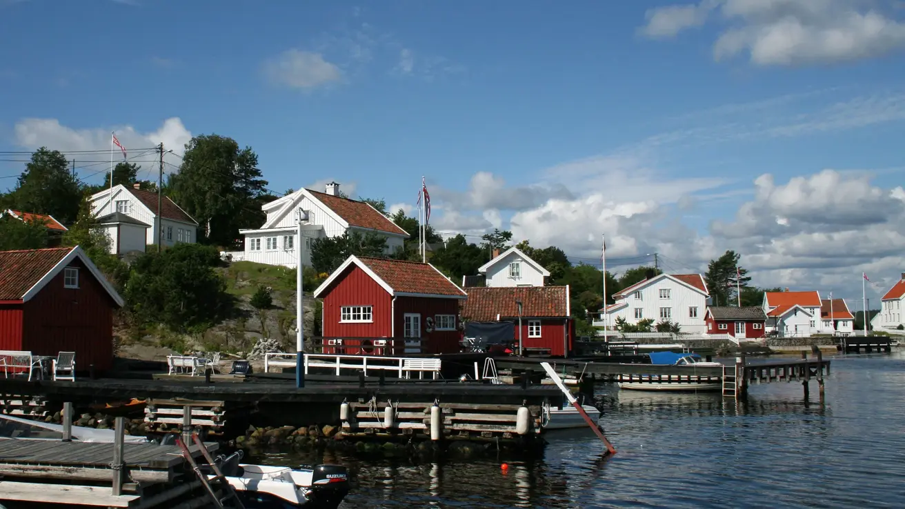 Ved sjøkanten på Merdø