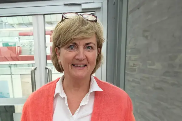 Bilde av Else Marit Berntsen som smiler mot kamera