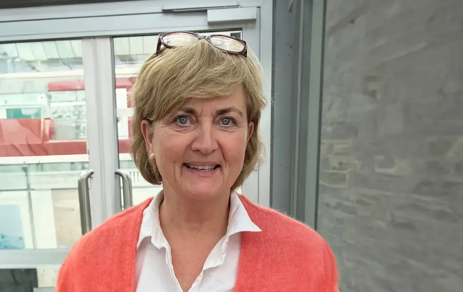 Bilde av Else Marit Berntsen som smiler mot kamera