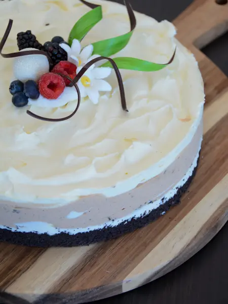 Orekake, med mørk bunn, sjokolade krem i midten og hvit krem på toppen