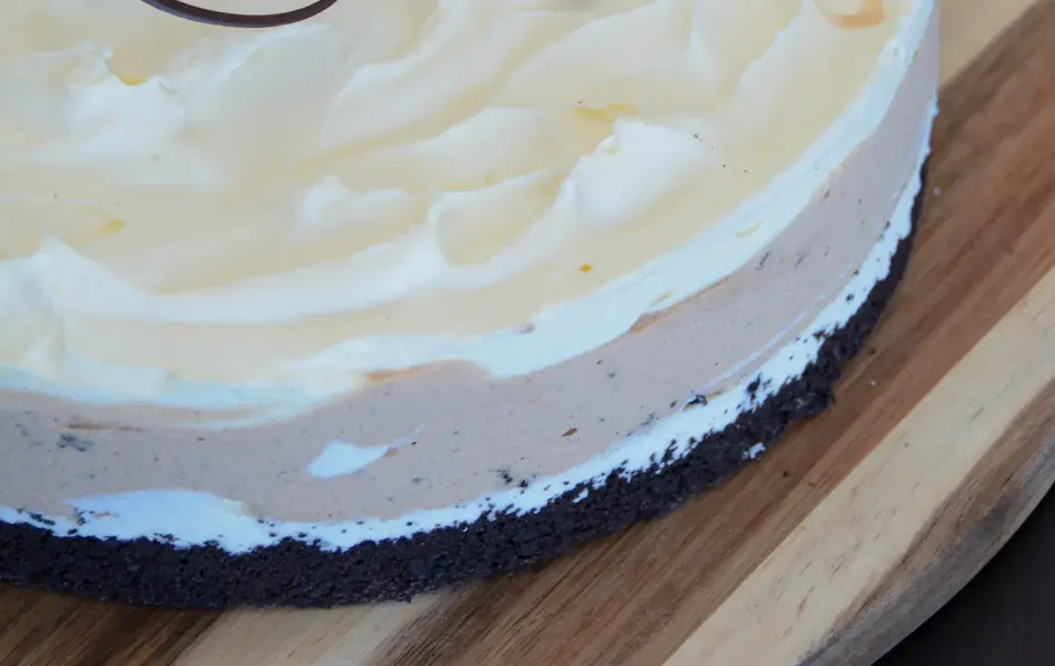 Orekake, med mørk bunn, sjokolade krem i midten og hvit krem på toppen