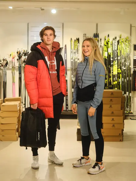 ansatte hos sport 1 viser frem vinterklær