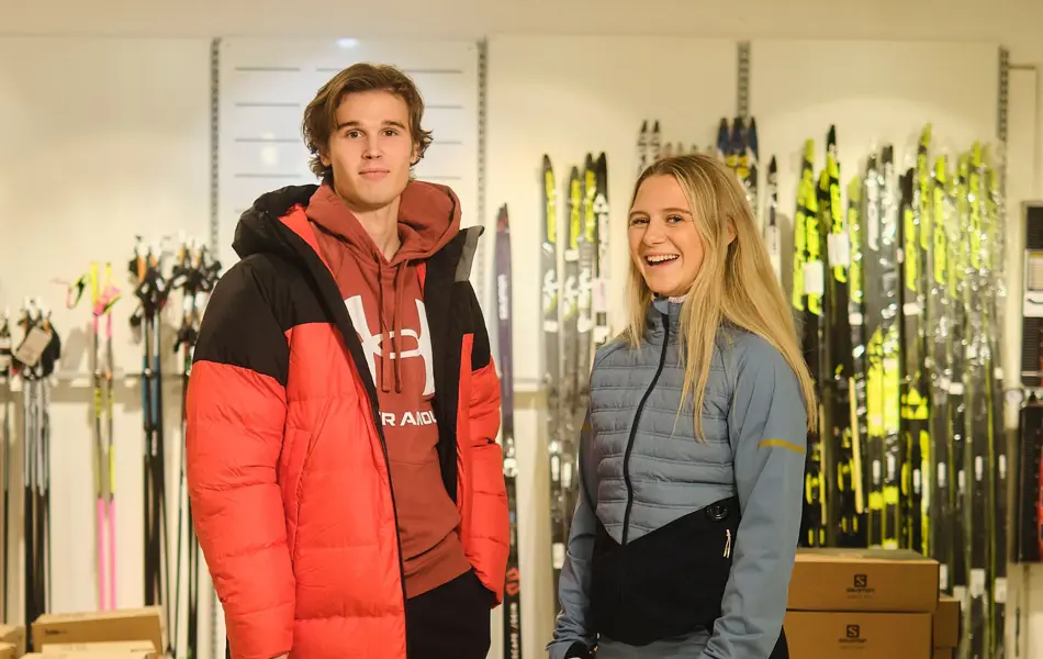 ansatte hos sport 1 viser frem vinterklær