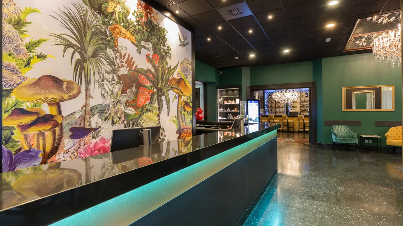 TH_BristolStephanie_Lobby()