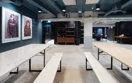 Interiør fra kontoret til The Oslo Company, sosial sone med lange trebenker inspirert av typiske barer