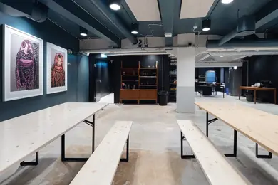 Interiør fra kontoret til The Oslo Company, sosial sone med lange trebenker inspirert av typiske barer