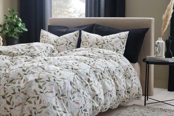 lyst sengetøy med plantemønster
