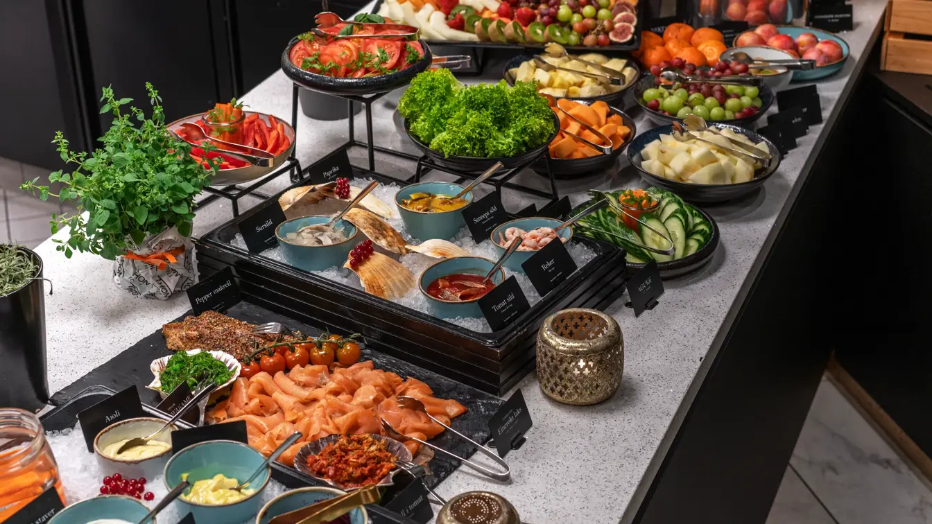 Frokostbuffet med diverse fargerik mat og oppkuttet frukt.