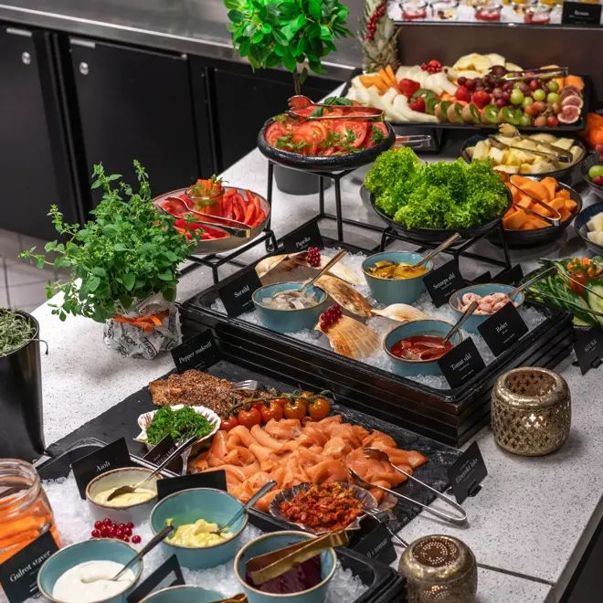 Frokostbuffet med diverse fargerik mat og oppkuttet frukt.