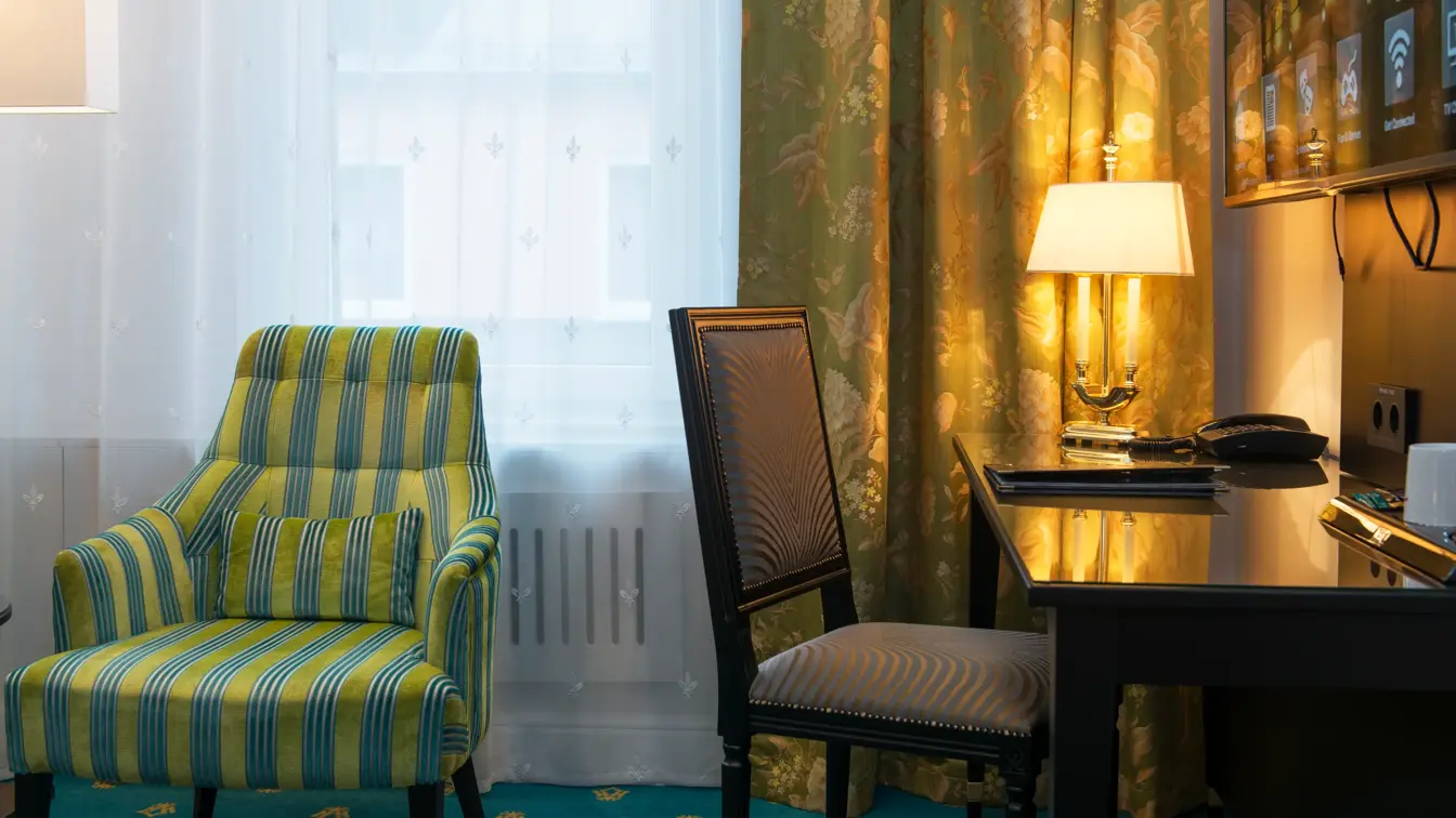 Skrivepult med stol og en lenestol på Hotel Bristol i Oslo sentrum