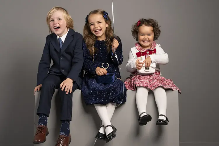 Glitrende kjoler, sløyfer til håret og stilig dress, det er lett å finne favorittantrekk til jul hos Sandvika Storsenter.