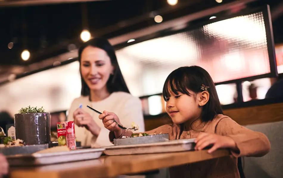 Mor og datter spiser 