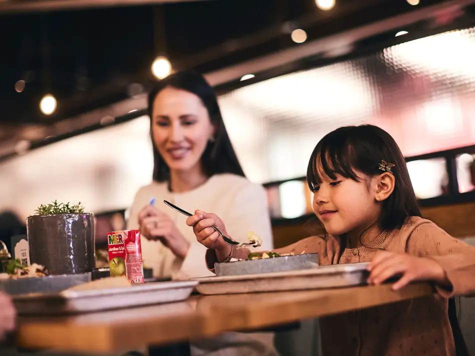 Mor og datter spiser 