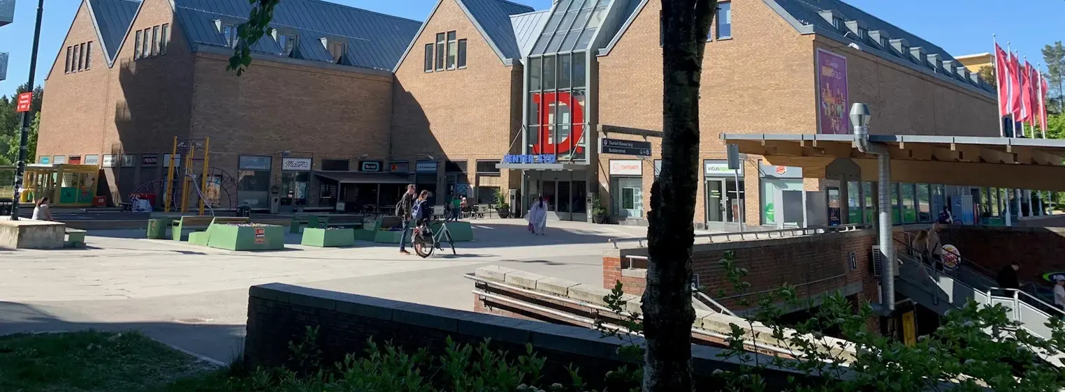 Fasadebilde av kjøpesenteret Senter Syd Mortensrud i Oslo.