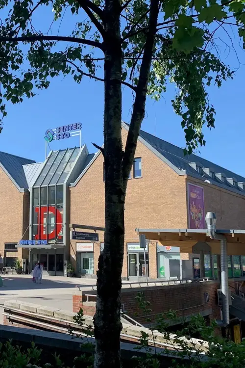 Fasadebilde av kjøpesenteret Senter Syd Mortensrud i Oslo.