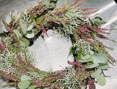 Høstkrans med ulike blomster i en ring