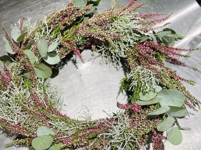 Høstkrans med ulike blomster i en ring