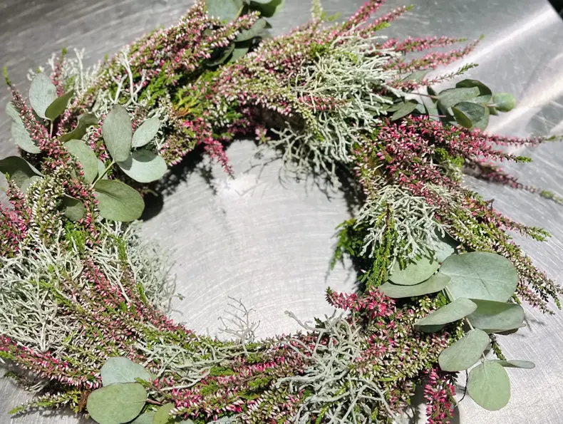 Høstkrans med ulike blomster i en ring