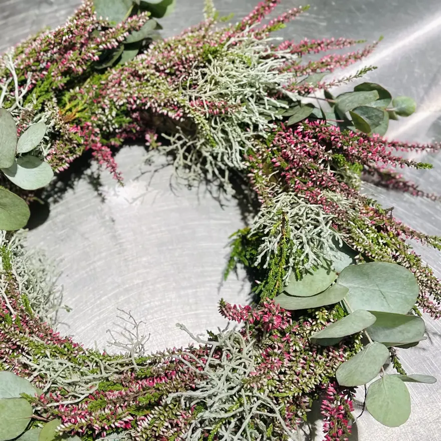 Høstkrans med ulike blomster i en ring