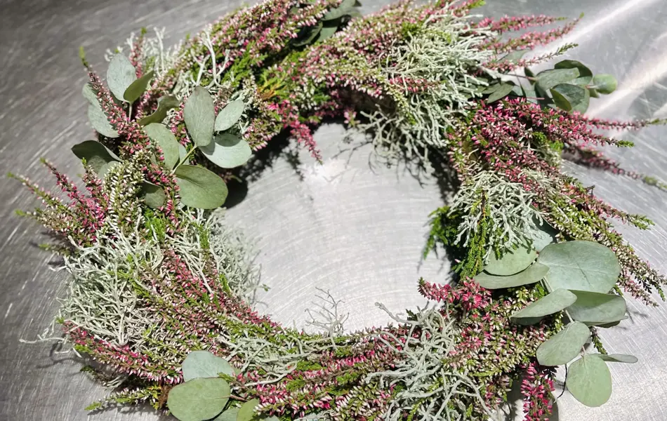 Høstkrans med ulike blomster i en ring