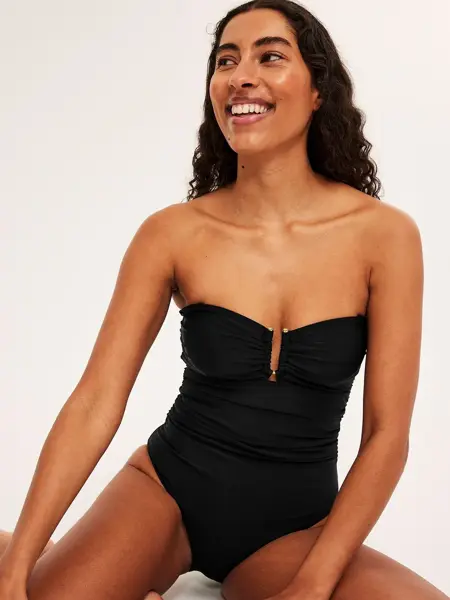 Dame med sort badedrakt