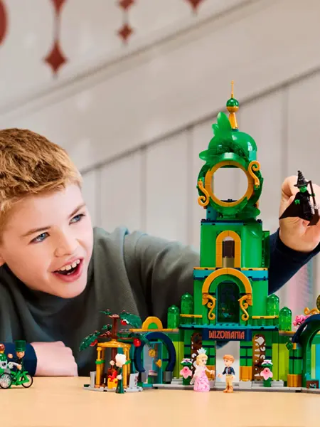 Barn som leker med LEGO