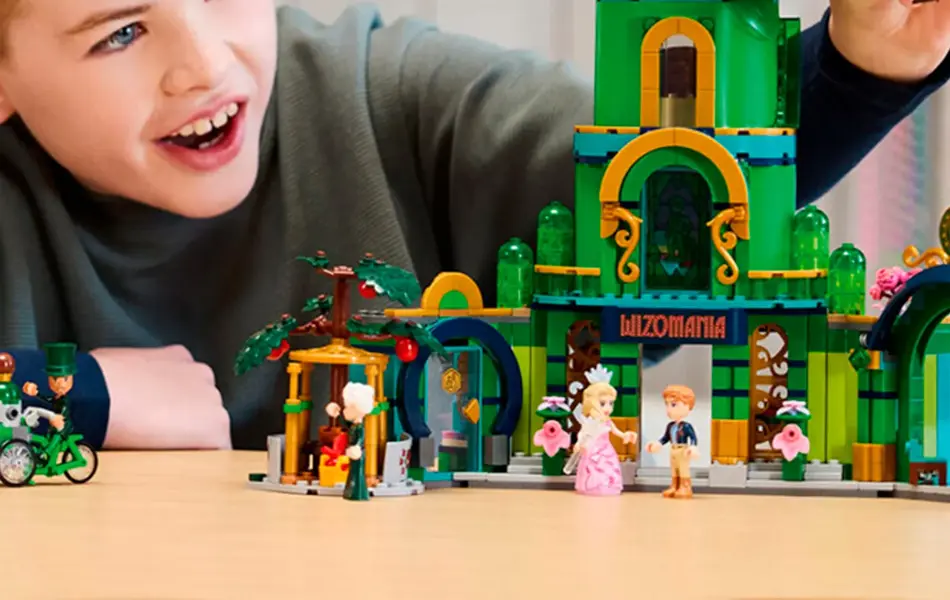 Barn som leker med LEGO