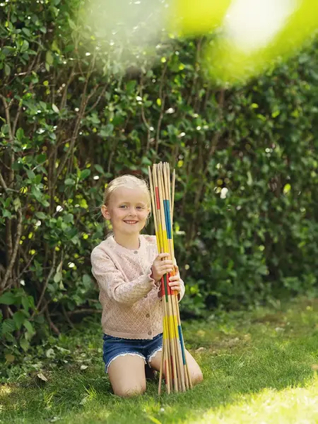 Barn som holder stor Mikado 