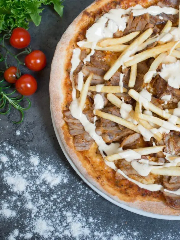 Kebabpizza med pommes frites, dressing og kjøtt