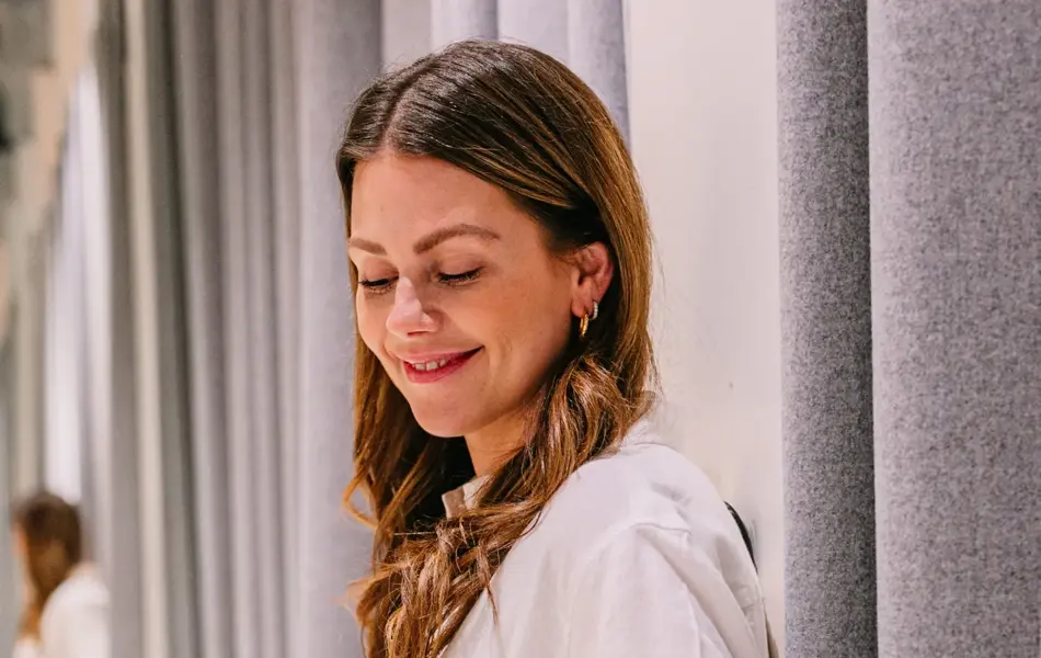 Dame som har på seg lyse jeans og hvit linskjorte