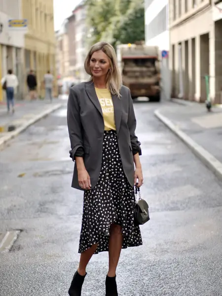 Bilde av kvinnelig modell utendørs på fortau.