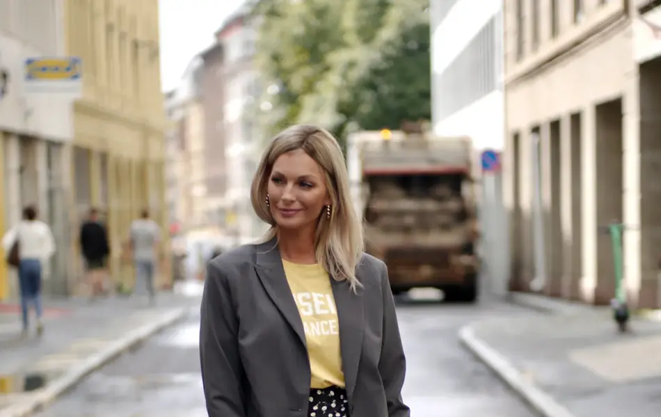 Bilde av kvinnelig modell utendørs på fortau.