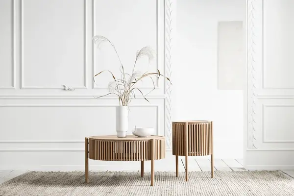 miljøbilde fra bolia i hvitt rom, to runde bord