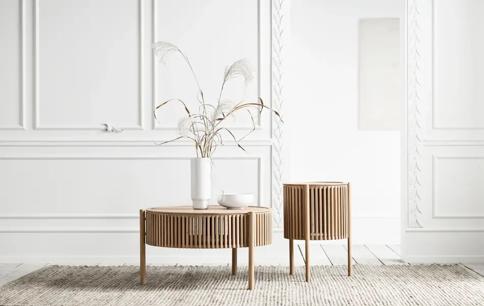 miljøbilde fra bolia i hvitt rom, to runde bord