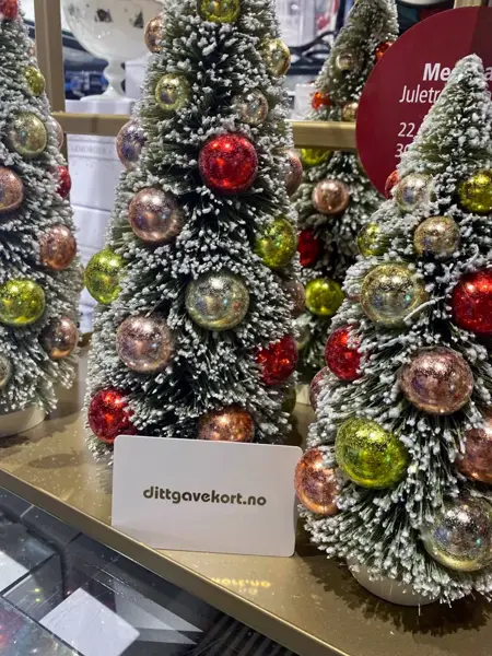 Julepynt med dittgavekort i mellom