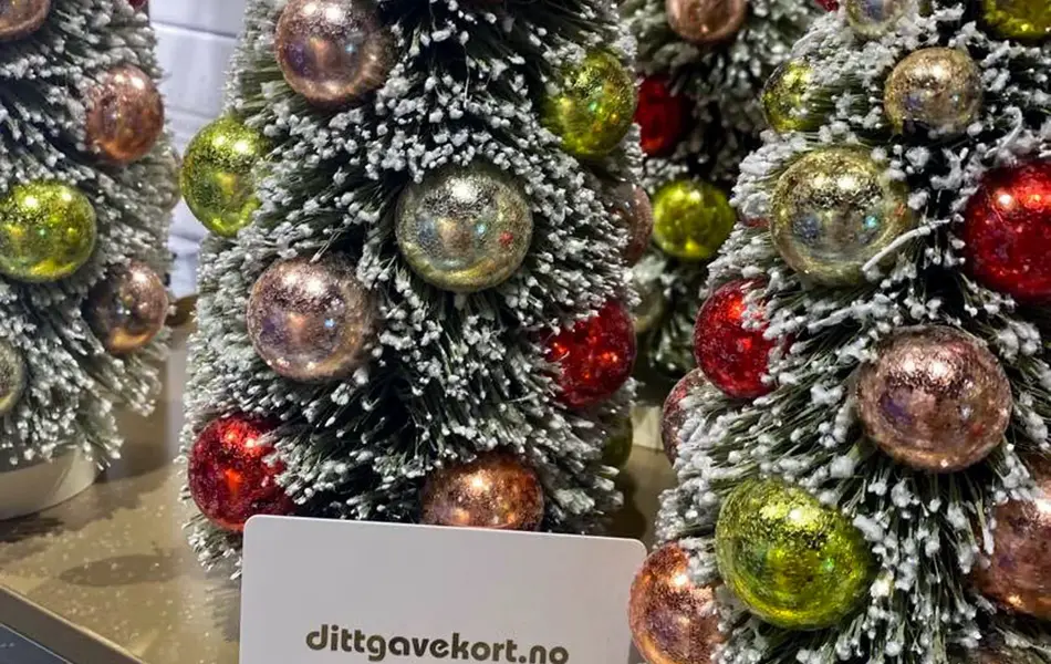 Julepynt med dittgavekort i mellom