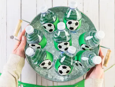 Botte sett ovenfra, fylt med vannflasker med fotballmerke på