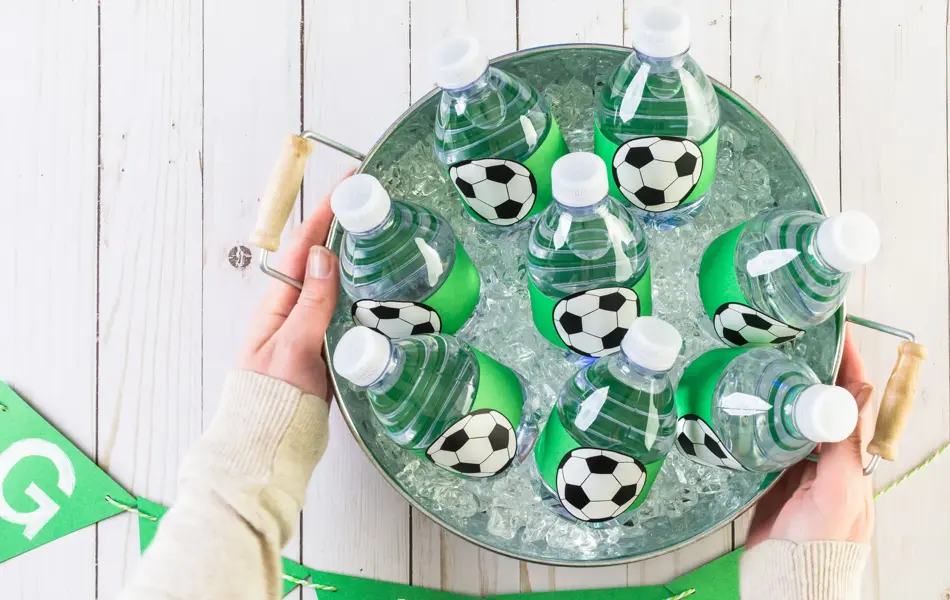 Botte sett ovenfra, fylt med vannflasker med fotballmerke på