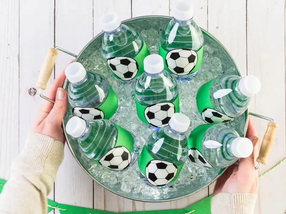 Botte sett ovenfra, fylt med vannflasker med fotballmerke på